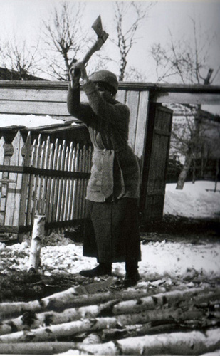 38. В.К. Ольга Николаевна рубит дрова.jpg